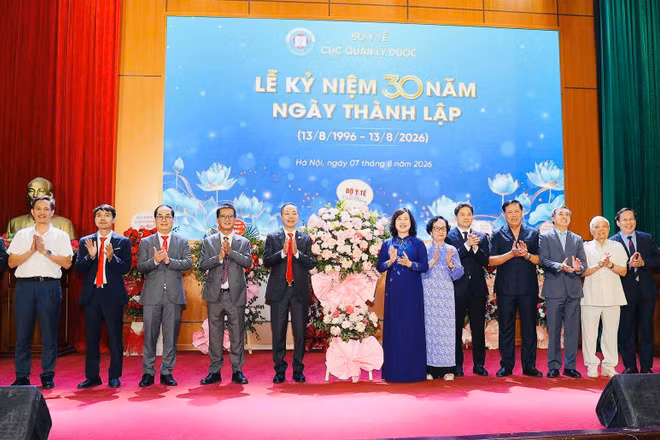 Lãnh đạo Bộ Y tế chúc mừng Cục quản lý Dược nhân kỷ niệm 30 năm thành lập.