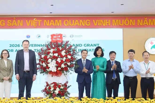 Thứ trưởng Bộ Y tế Trần Văn Thuấn (thứ 5 từ phải qua trái) chúc mừng đại diện Chính phủ Ireland và các đơn vị.