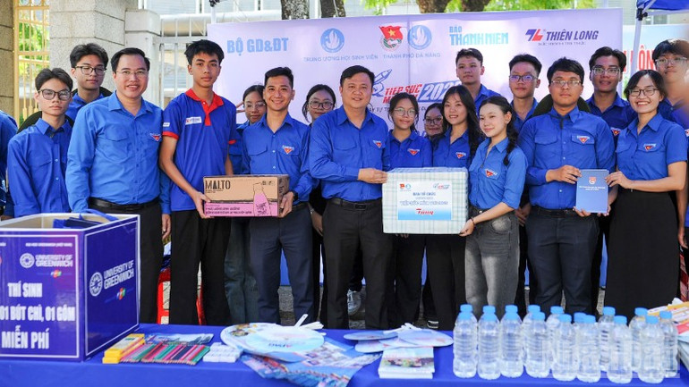Thành Đoàn-Hội Sinh viên thành phố Đà Nẵng đến thăm và tặng quà cho đội tình nguyện tại điểm thi trường THPT Phan Châu Trinh. ndo_br_c447a08d-f94a-4dea-a821-efac1df3849b-713.jpg