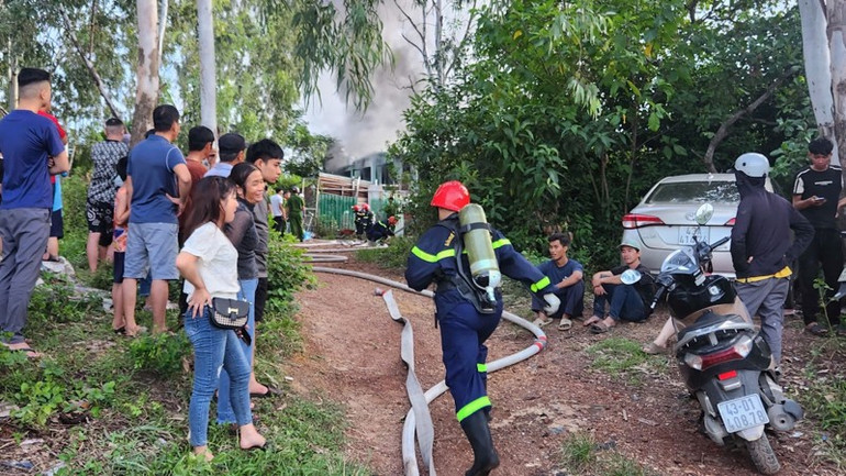 Lực lượng chức năng nhanh chóng tiếp cận hiện trường. 3ef974b9-7770-47f9-bd71-14457682437f-4071.jpg