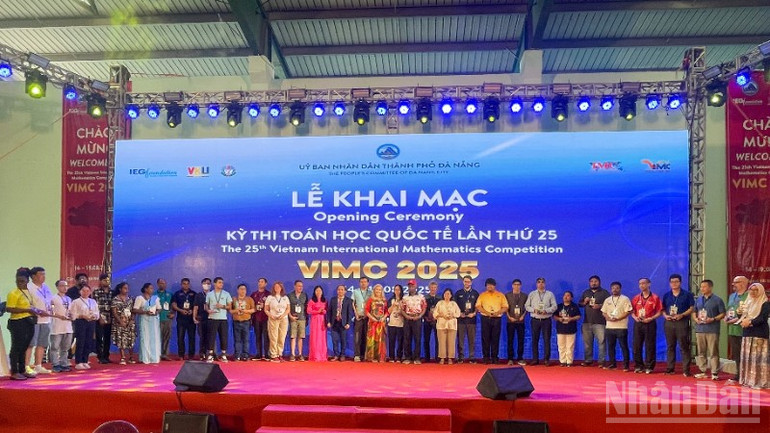 Ban tổ chức trao kỷ niệm chương cho trưởng đoàn các đội thi. ndo_br_img-1567-6490.jpg
