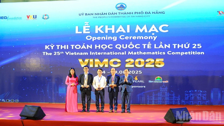 Ban tổ chức trao kỷ niệm chương cho các nhà tài trợ và đối tác. ndo_br_z6910300976809-b1181bda081f8e2e666578c2c7d58388-9976.jpg