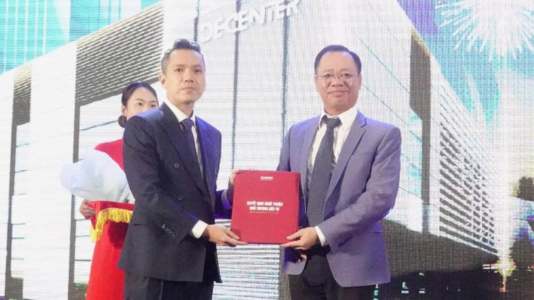 Trưởng ban Quản lý Khu công nghệ cao và các khu công nghiệp Đà Nẵng Vũ Quang Hùng trao chứng nhận đầu tư. img-1738-3472.jpg
