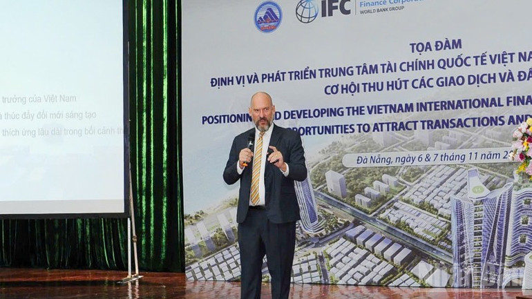 Mr. Richard Dean McClellan, former Country Director of the Tony Blair Institute in Vietnam, Vice Chairman of the Advisory Council for the construction of the Vietnam International Financial Center in Da Nang city, spoke at the seminar. ndo_br_img-2423-4967.jpg