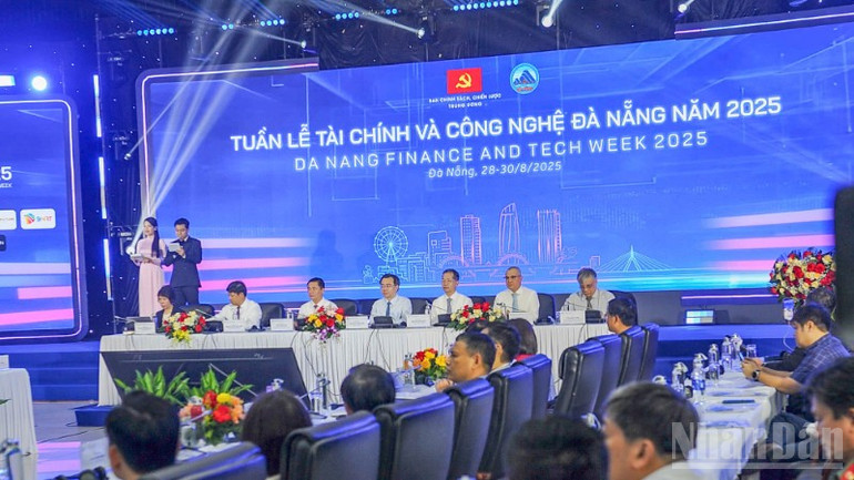 Các đại biểu Trung ương và địa phương tại diễn đàn. ndo_br_z6953312539528-ec36571c0e1287a398cd63e83b373374-7665.jpg