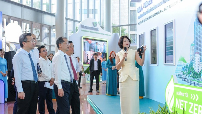 Các đại biểu tham quan triển lãm tài chính tại diễn đàn. ndo_tr_4b427d4f-4ff2-4ef0-8b80-8944c918972e-9264.jpg