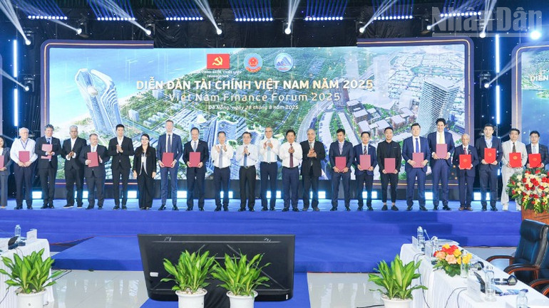 Lễ trao Biên bản ghi nhớ hợp tác giữa thành phố Đà Nẵng và các đối tác trong và ngoài nước. ndo_tr_z6953312541654-aa232fbd2ef0c789443fc81b469532f5-7814.jpg