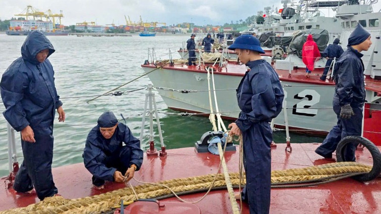 Cán bộ, chiến sĩ Lữ đoàn 172, 161 triển khai phương án bảo đảm an toàn trang bị tàu, thuyền. img-1684-8676.jpg