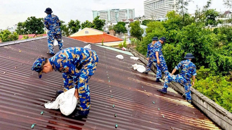 Tiểu đoàn 353 gia cố bảo đảm an toàn nhà cửa. img-1685-9015.jpg