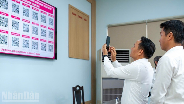 Kiểm tra bộ mã QR-CODE công khai bộ thủ tục hành chính tại Trung tâm phục vụ hành chính công phường Thanh Khê. ndo_bl_eacdb74c-ae7a-4236-b95d-354a77b2c01b-7217.jpg