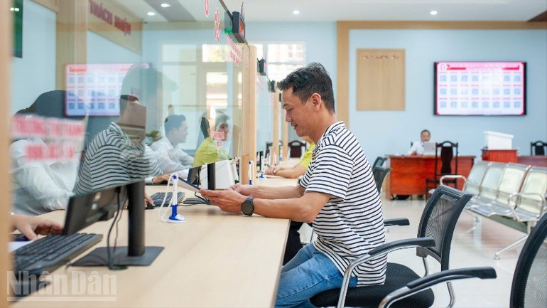 Giả định công dân đến Ủy ban nhân dân phường Thanh Khê đề nghị giải quyết hồ sơ, thủ tục hành chính có liên quan. ndo_bl_7ff943f7-7d4f-4afa-a085-a731bb900db0-3547.jpg