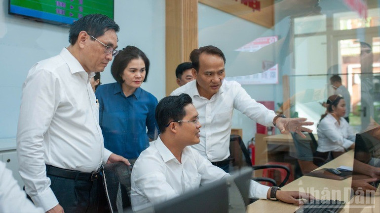 Phó Bí thư Thường trực Thành ủy Đà Nẵng Nguyễn Đình Vĩnh kiểm tra công tác vận hành thử nghiệm tại Trung tâm phục vụ hành chính công phường Thanh Khê. ndo_br_bdd98762-8e74-45b9-a021-d4cdca04150a-8201.jpg