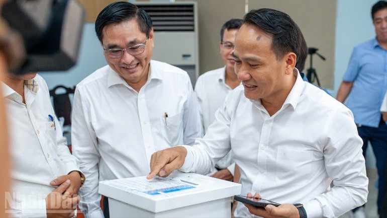Kiểm tra máy lấy số thứ tự tại Trung tâm phục vụ hành chính công phường Thanh Khê. ndo_bl_4b02c983-f0b8-4154-865e-e709822c76f6-6238.jpg