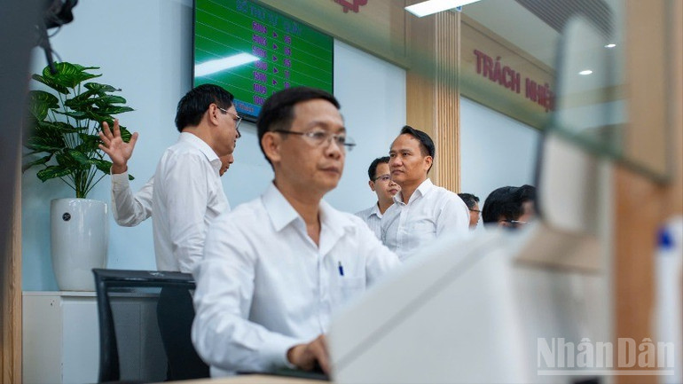 Lãnh đạo địa phương trao đổi về công tác chuẩn bị và vận hành thử nghiệm tại Trung tâm phục vụ hành chính công phường Thanh Khê. ndo_br_bb7bcba9-e810-4d91-877e-fd556a0ac4b0-7264.jpg
