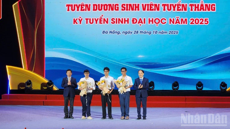 Reprezentanții Universității Danang au oferit flori la 3 studenți admiși direct în perioada de admitere din 2025. ndo_br_z7165178549558-9ee4624fd8614c0bebebdc875e0ebc51-6603.jpg