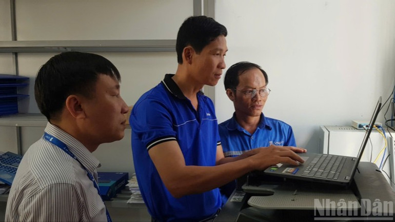 VNPT cử cán bộ hỗ trợ đường truyền, hệ thống thủ tục hành chính, giải đáp công dân. 9f3b1a0b4990fecea781-3601-8489.jpg