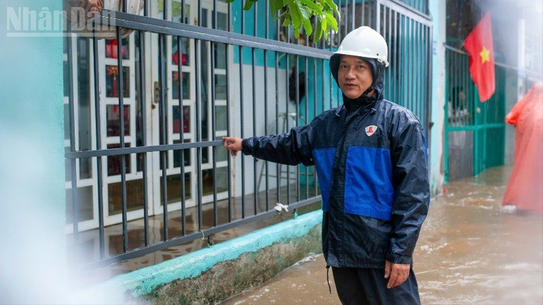 Ông Nguyễn Bé chỉ mực nước vào khoảng 1 giờ kém ngày 12/6. ndo_tl_b8164089-3489-4e17-a49c-6dffcd5a9862-9909.jpg