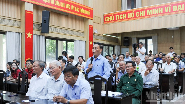 Cử tri các phường: Hòa Khánh, Liên Chiểu, Hải Vân tại buổi tiếp xúc. ndo_br_z7077667163057-8ee69f09c38b36eaf3db40d9e28f84e5-2559.jpg