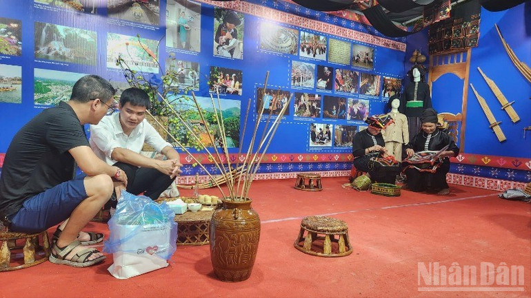 Người dân và du khách trải nghiệm không gian văn hóa Sơn La. ndo_br_338c0023-b587-49d1-ad45-b8fb02129e13-2026.jpg