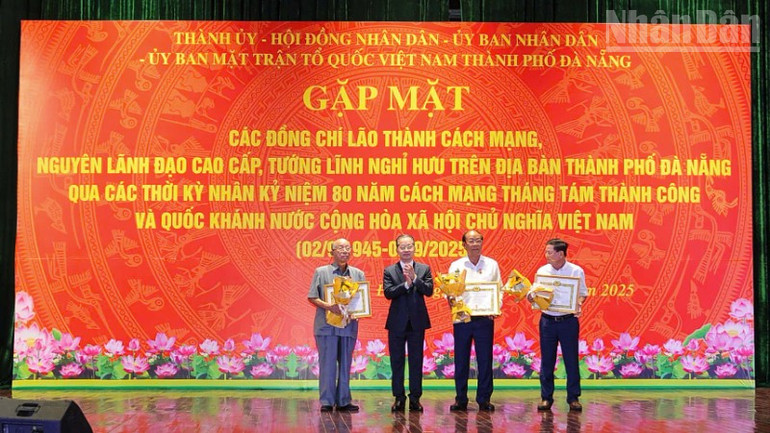 Lễ trao Huy hiệu Đảng cho các đồng chí nguyên lãnh đạo tỉnh Quảng Nam và thành phố Đà Nẵng (cũ). ndo_tr_z6943781938637-fe17683cc0d95c380bcc670aa8a807eb-143.jpg