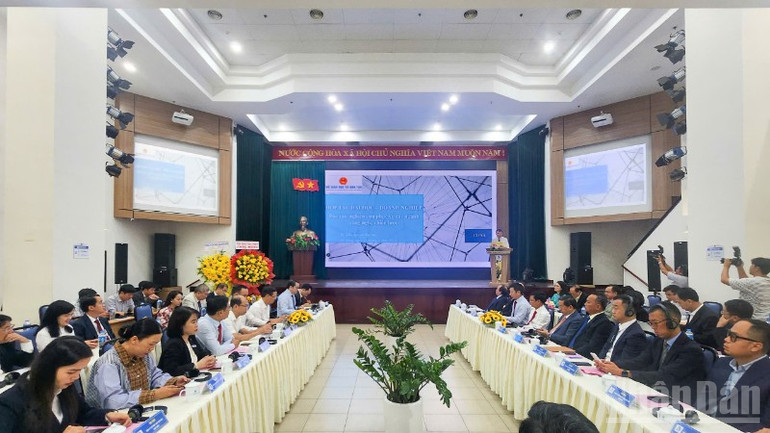 Quang cảnh diễn đàn. ndo_br_z6942080382933-940218fb2bfdb74b549756399fce6fe8-9453.jpg