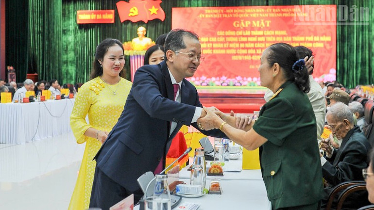 Bí thư Thành ủy Nguyễn Văn Quảng cùng các đồng chí lãnh đạo thành phố tặng quà tri ân các đại biểu tại hội nghị. ndo_tr_z6943781960016-4ff21b20d0f7239bc720ca068c85ec09-3098.jpg