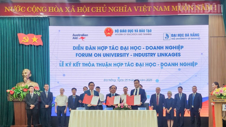 Lễ ký kết hợp tác giữa Đại học Đà Nẵng với Navigos Group và CT Group. ndo_tr_z6942080385768-162e2fed78d50bfab545ee9ab5faad33-9248.jpg