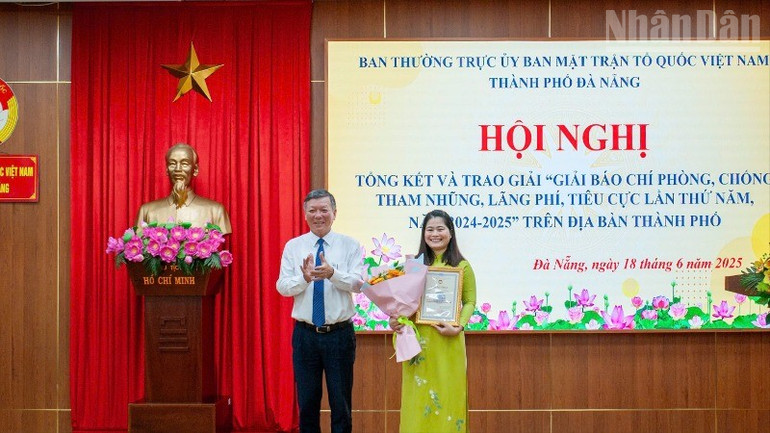 Trao giải đặc biệt cho tác giả Trương Thị Điệp. ndo_tr_32c831af-f876-484b-8efa-bed0d8306401-6114.jpg