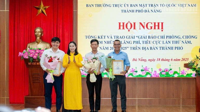 Trao 3 giải B cho các tác giả, nhóm tác giả. ndo_tr_7cce83e5-a228-4ebc-b90d-4fd91ca70917-5866.jpg