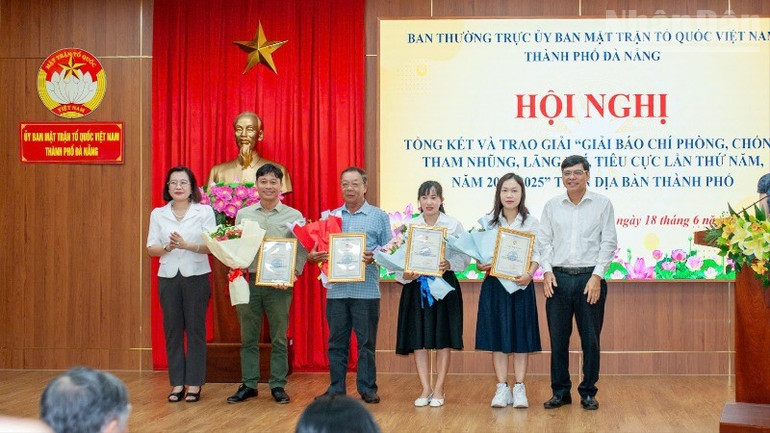 Trao giải Khuyến khích cho các tác giả, nhóm tác giả. ndo_tr_f77c40c5-da8d-4862-b943-a8d531d8ac78-9687.jpg