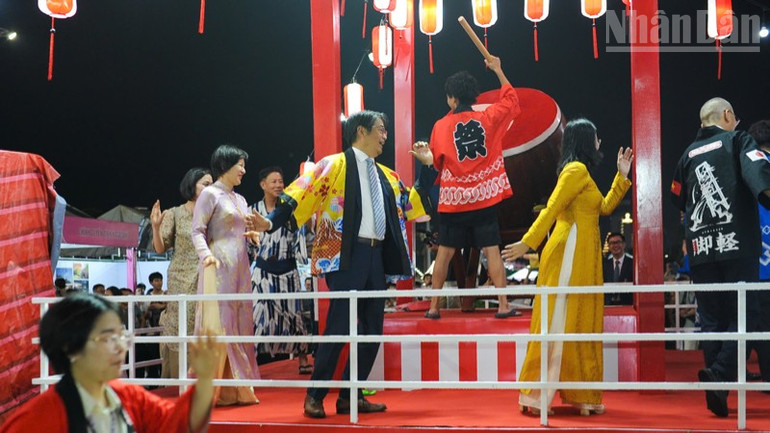 Các đại biểu thực hiện vũ điệu Bon Odori. ndo_tr_z6772268139868-a71660272277d0716699fd4c9066b041-8340.jpg
