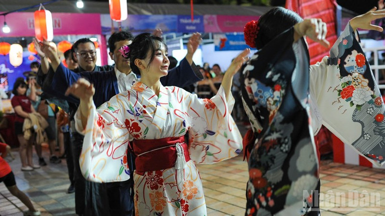 Người dân và du khách tham gia vũ điệu Bon Odori. ndo_br_z6772268161982-7bc85c0167aa7c477186d52d60145eba-7172.jpg
