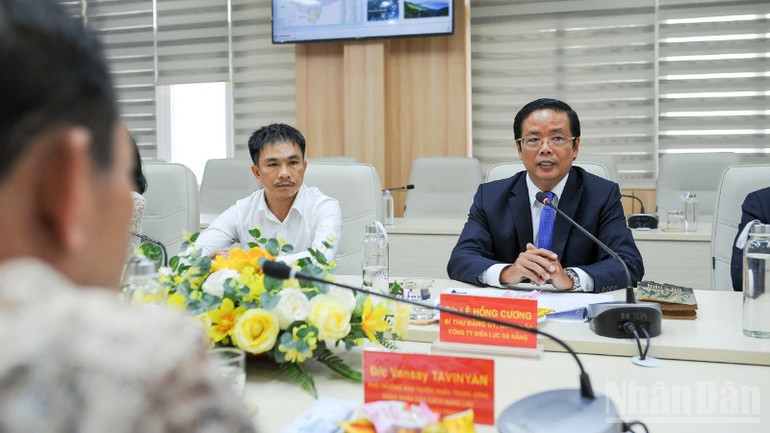 Comrade Le Hong Cuong - Director of Da Nang Electricity Company (Branch of Central Power Corporation) discussed at the working session. ndo_br_z7051974966515-6aaf41be1911a59b4ccbd5b21fd2fb18-8749.jpg