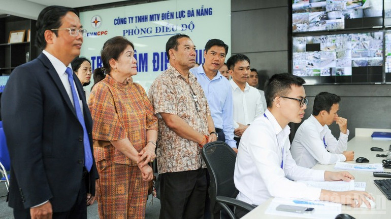 Pasaxon Newspaper delegation visited the operating model of the Power System Control Center. ndo_br_z7051974943536-e57a6b7a07f220410d1227c00c4e05fb-8952.jpg
