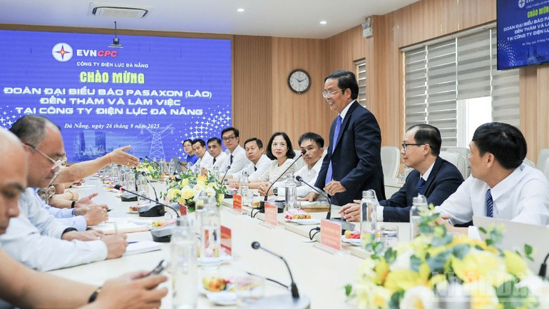 Comrade Le Hong Cuong - Director of Da Nang Electricity Company (Branch of Central Power Corporation) spoke at the meeting. ndo_br_z7051974987787-e7af135ecf6f564f55b08ad07a20759d-8054.jpg