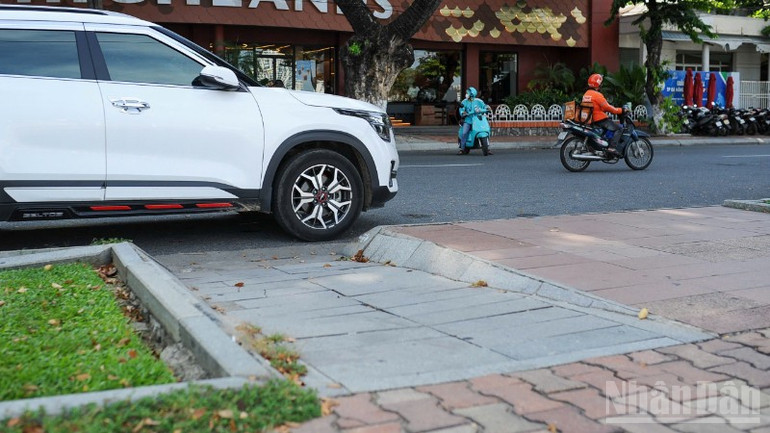 Một xe ô-tô chắn ngang đường dốc tiếp cận cho người khuyết tật tại vỉa hè Bạch Đằng. ndo_br_z6901157736490-972ce2c7e6298690b573fb88a7557d42-5575.jpg