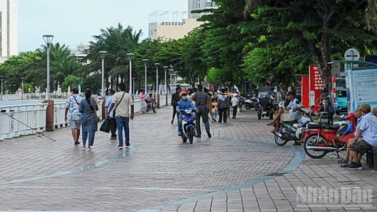 Nhiều xe máy đi trên vỉa hè Bạch Đằng. ndo_br_z6901157749895-f46b69764297c19653a7a00b396524df-6619.jpg