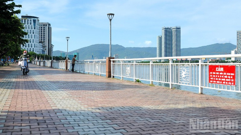 Một bên là biển báo cấm các loại xe đi và đậu trên vỉa hè (trừ xe lăn của người khuyết tật), một bên là xe máy chạy trên vỉa hè. ndo_br_z6901157735738-38aa30672d3f189867f3f5f25f8a9d21-3938.jpg