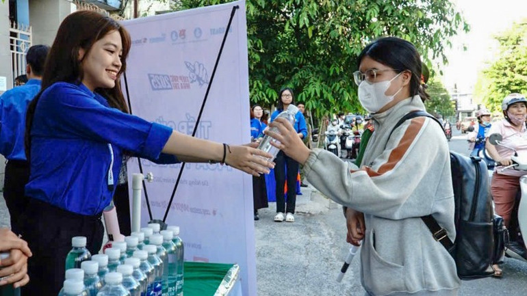 Tình nguyện viên tham gia tiếp sức mùa thi tại điểm thi trường THPT Thái Phiên. fff1c2a3-13f4-40f4-898c-a938c03f568d-5930.jpg