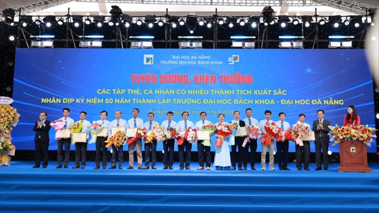 Trường Đại học Bách khoa – Đại học Đà Nẵng khen thưởng các tập thể, cá nhân tiêu biểu. a4b44195a2ce14904ddf-7157-9306.jpg