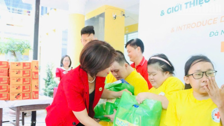 Bà Lê Thị Như Hồng, Chủ tịch Hội Chữ thập đỏ thành phố Đà Nẵng trao quà tại chương trình. ndo_tr_693fbc11c6744e2a1765-5694.jpg