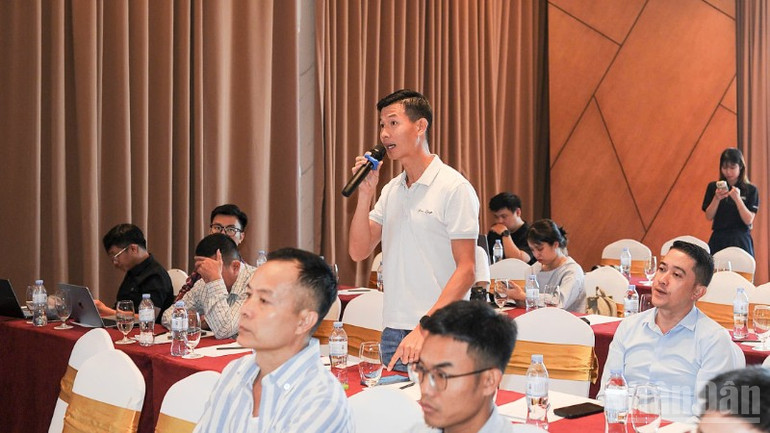 Đại biểu đặt câu hỏi tại buổi họp báo. ndo_br_z6816694525765-19e0d377b61371e3a7b0a22c9a84e458-73.jpg