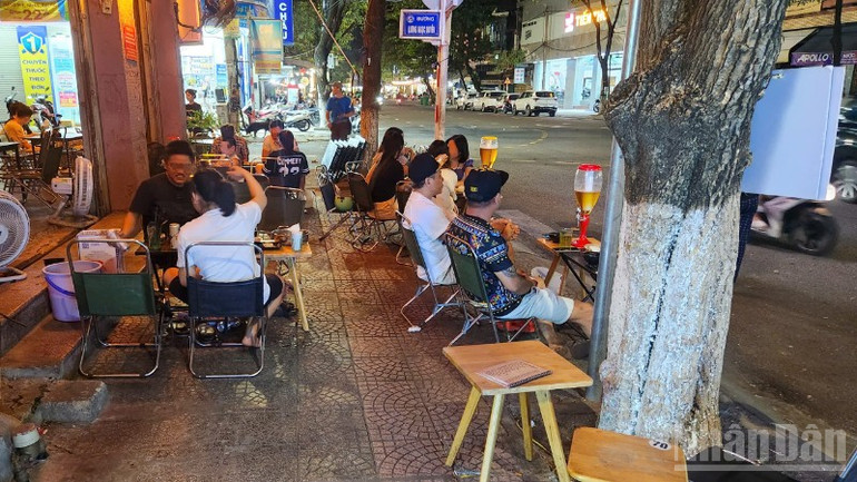Một đoạn vỉa hè bị chiếm trọn trên đường Đống Đa. ndo_br_89ab72c3c70a4e54171b-9593.jpg