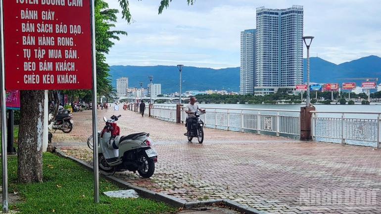 Người dân điều khiển xe máy trên vỉa hè đường Bạch Đằng theo ghi nhận ngày 30/7. ndo_br_z6857856981980-742d7d56ce5baf953d7dcd262f67c70c-4595.jpg