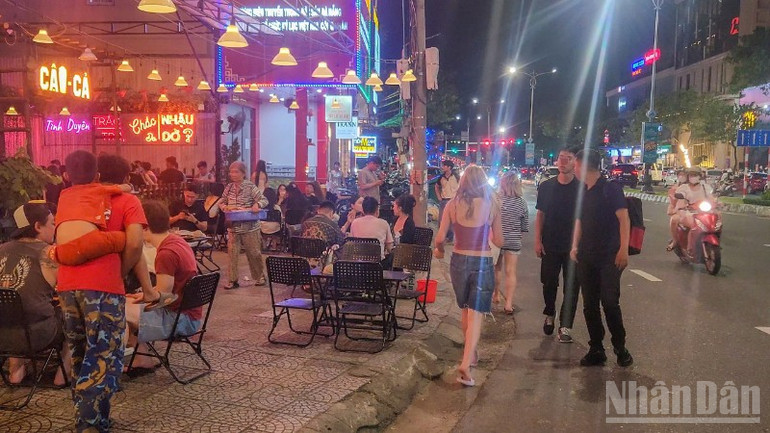 Người dân và du khách phải chen nhau ngay dưới lòng đường. ndo_br_z6857856983517-c1785795819f979fadeaa82a64e5abd8-894.jpg