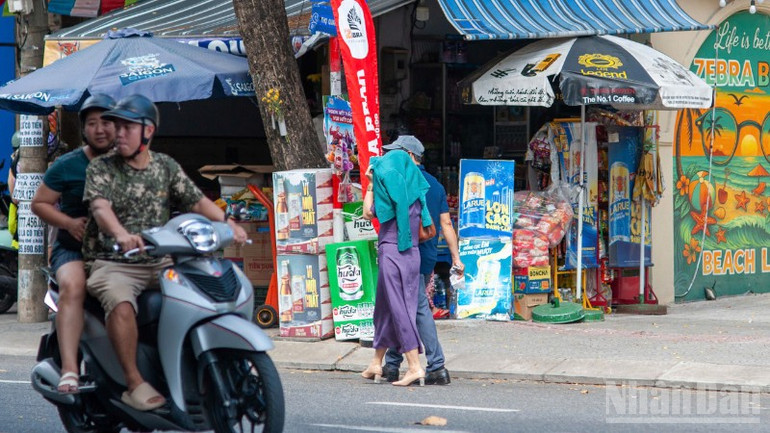 Người dân tràn xuống lòng đường do vỉa hè bị lấn chiếm tại đường Đống Đa. ndo_br_z6858372148819-1e76681f0891c213452502ec6bae61ee-9757.jpg
