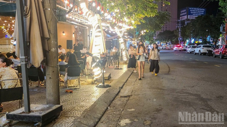 Một đoạn vỉa hè trên đường Lê Đình Dương. ndo_br_z6857856995762-5f6d0e25d0b64cc3cfbc3914d22e2e34-6696.jpg