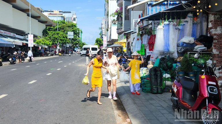 Một đoạn vỉa hè tại đường Hùng Vương nhỏ hẹp. ndo_br_4068f748d98250dc0993-7990.jpg