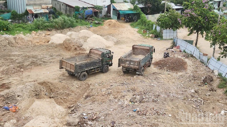 Bãi tập kết chất thải rắn xây dựng tại đường Trịnh Quang Xuân (phường Hòa Xuân). ndo_br_9579c321ab6c22327b7d-8629.jpg