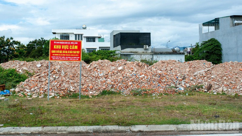 Chất thải xây dựng đổ ngay trên khu vực cấm tại đường vành đai phía tây 2 (đoạn Khu công nghiệp Hòa Khánh). Ghi nhận trước khi địa phương tiếp nhận phản ánh và đến dọn dẹp. ndo_br_z6666838312201-120454c30dc1310c88641e6114e7bc85-102.jpg